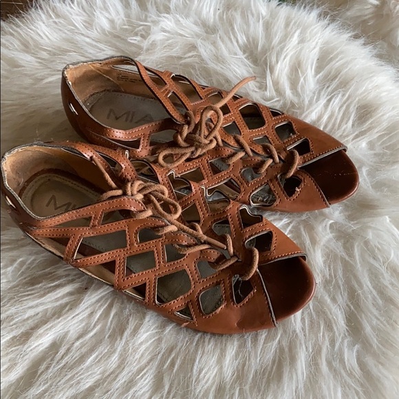 Shoes - Picture 2 of 4